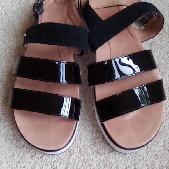 UGG Braelynn Patent Leather Sandals - Picture 4 of 10